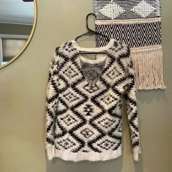TARGET TRIBAL BLACK WHITE TRIBAL TEDDY SWEATER S - Picture 2 of 4